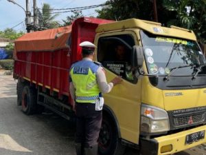 Unit Turjawali Sat Lantas Polres Lebak lakukan Penindakan Terhadap Truk Muat Pasir Basah