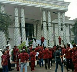 Kantor Bupati dan DPRD Kabupaten Pandeglang digeruduk Masa Terkait Tempat Hiburan Malam (THM)