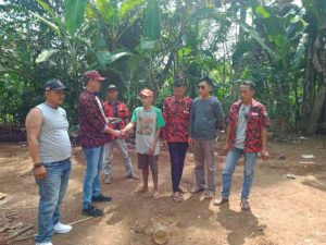 Rumah Roboh Diterjang Hujan dan Angin Kencang, Ormas kkpmp MC Malingping Memberikan Donasi