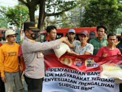 Polres Lebak Polda Banten Bagikan Bansos kepada Masyarakat terdampak Penyesuaian/ pengalihan Subsidi BBM