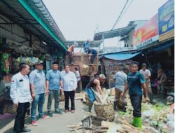 Ali Makbud Kepala Desa Cikupa Bersama Yanto,S ( Arab ) Kepala Pasar Tradisional Cikupa Gelar Penertiban Pedagang Kaki Lima
