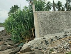 Jalan Dikawasan Wisata Karsek Muara Binuangeun Dipagar Pemilik Lahan,dikeluhkan para Pedagang