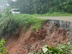Akibat Curah Hujan tinggi Badan Jalan di Bukit Curahem Longsor