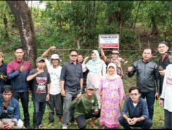 Ahli Waris dan Tim Advokat Basuki Law Firm Lakukan Pemasangan Plang Di Atas Lahan Tanah Milik Ibu Keswi Alm