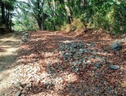 Miris… Telan Anggaran 1.4 M Lebih, Proyek Rehabilitasi Jalan Kerta Pasirbuntu Masih Terlihat Semberawut