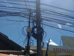 Semrawut, Kabel Provider Internet Nempel di Tiang PLN Dan Telkom di Baksel Agar di Tertibkan