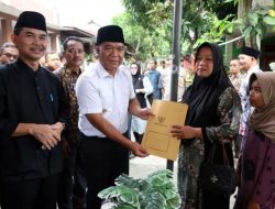 Pj Gubernur Banten Santuni Keluarga Para Petugas KPPS Yang Meninggal Dunia