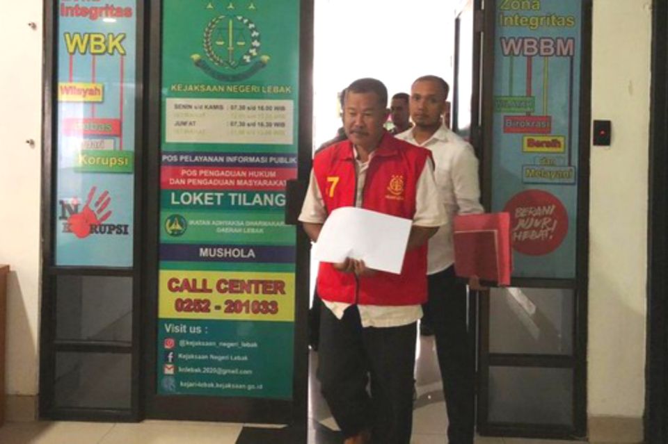 Kejaksaan Negeri (Kejari) Kabupaten Lebak menahan dua tersangka korupsi di Tempat Pelelangan Ikan (TPI) Binuangeun. (dok.Kejari Lebak)