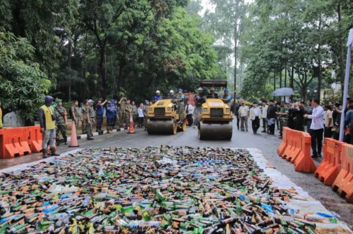 Pemusnahan ribuan botol minuman keras di Puspemkot Tangerang