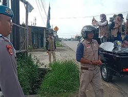 Anggota Polsek Jawilan Dampingi Panwascam Dalam Penertiban Alat Peraga Kampanye Pemilu 2024