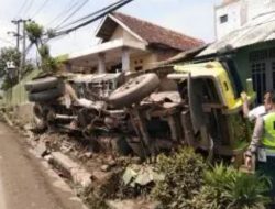 Truk Bermuatan Batu Split Terguling Timpa Rumah Warga di Parung Panjang