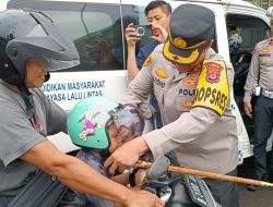 Peduli Keselamatan, Kapolres Lebak Bagikan Helm Gratis ke Para Pengendara