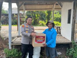 Jum’at Berbagi Kapolres Lebak Berikan Bantuan Kepada Pencari Rumput Di Parungsari Desa Sajira