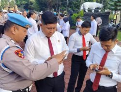 Antisipasi Judi Online, Wakapolres Lebak dan Si Propam Polres Lebak Cek Handphone Personil