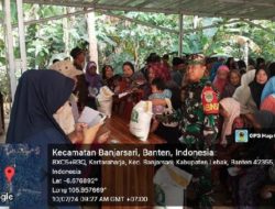 Babinsa Koramil 0312/Bjs Monitoring Penyaluran Bantuan Pangan Nasional di Desa Kertaraharja