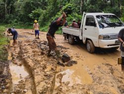 Warga Menagih Janji Bupati Lebak Terpilih, Warga Pasir Buntu Perbaiki Jalan Secara Swadaya