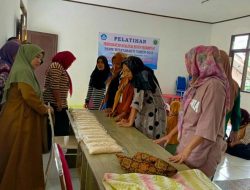 Perempuan Cibeureum Lebak Dibekali Keterampilan Usaha oleh PKBM Wiyatabakti