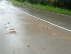Ceceran Tanah Merah di Jalan Raya Saketi Malingping, Warga Minta Pengusaha Tambang Perhatikan Keselamatan Pengguna Jalan