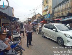 Antispasi Kemacetan di Pasar Jelang Puasa Ramadhan Pertama, Personil Polsek Malingping Polres Lebak Laksanakan Pengaturan Lalu Lintas