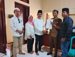 King Badak Kawal Pendaftaran Calon Kades PAW Anggalan, Iik Apandi Usung Visi Desa Maju dan Rakyat Bahagia