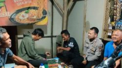 Patroli Dialogis Malam Hari, Anggota Polsek Malingping Polres Lebak Sampaikan Pesan Kamtibmas Kepada Warga Yang di Temuinya