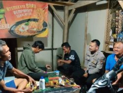 Patroli Dialogis Malam Hari, Anggota Polsek Malingping Polres Lebak Sampaikan Pesan Kamtibmas Kepada Warga Yang di Temuinya