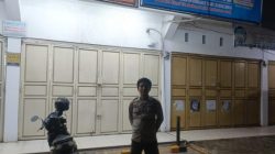 Anggota Polsek Malingping Polres Lebak Patroli Dini Hari Cek Pertokoan Antisipasi Pembobolan