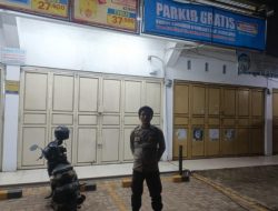 Anggota Polsek Malingping Polres Lebak Patroli Dini Hari Cek Pertokoan Antisipasi Pembobolan