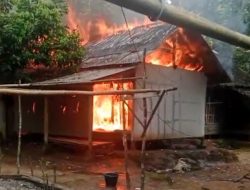 Dua Rumah Lansia di Kp. Segog Desa Lebakkeusik Ludes Dilalap Si Jago Merah