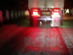 Truk Fuso Angkut Pasir Basah Berceceran di Jalan Raya Saketi–Malingping Dikeluhkan Warga