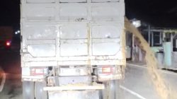 Jalan Licin Akibat Air Deras dari Bak Truk Pasir Basah Bahayakan Pengendara