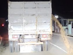 Jalan Licin Akibat Air Deras dari Bak Truk Pasir Basah Bahayakan Pengendara