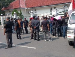 Ratusan Aktivis Lebak, Orasi Bela Uun Kepung Kantor DPRD Lebak