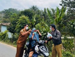 Antisipasi Abu Vulkanik, Puskesmas Cigemblong Bagikan Masker Gratis Kepada Warga Pengguna Jalan