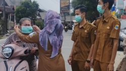 Puskesmas Bojongjuruh Bagikan Masker Antisipasi Abu Gunung Anak  Krakatau