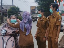 Puskesmas Bojongjuruh Bagikan Masker Antisipasi Abu Gunung Anak  Krakatau