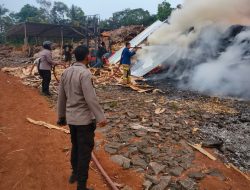 ‎POLSEK GUNUNGKENCANA BERSAMA DAMKAR BERHASIL PADAMKAN KEBAKARAN LIMBAH TRIPLEK DI PABRIK CIGINGGANG