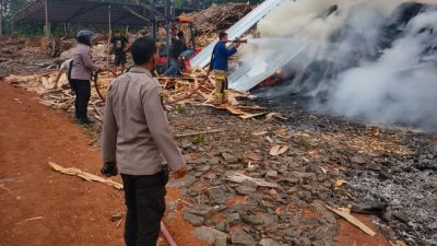 ‎POLSEK GUNUNGKENCANA BERSAMA DAMKAR BERHASIL PADAMKAN KEBAKARAN LIMBAH TRIPLEK DI PABRIK CIGINGGANG