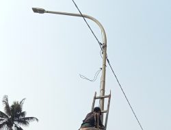 Peduli Keselamatan Pengguna Jalan, Warga Desa Muara Perbaiki Lampu PJU Jalan Nasional Secara Swadaya