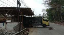 Aktivitas Bongkar Muat Berondol Sawit di Cilegongilir Lebak Ganggu Pengguna Jalan, Penegak Perda  Bungkam