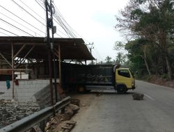 Aktivitas Bongkar Muat Berondol Sawit di Cilegongilir Lebak Ganggu Pengguna Jalan, Penegak Perda  Bungkam